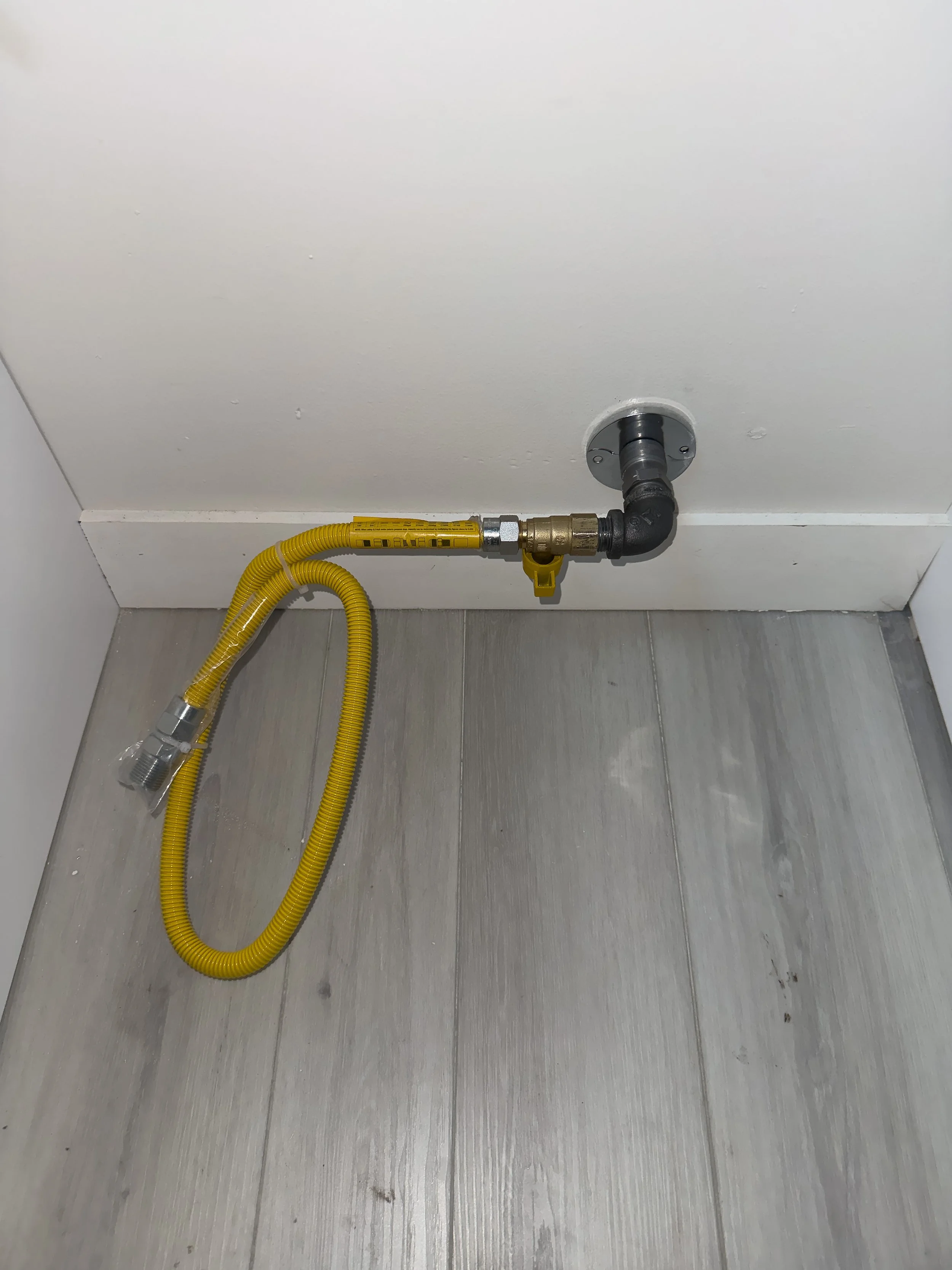 Gas shutoff valve and gas flex for stove installation by Premier Flow Plumbing in Pasadena, CA.