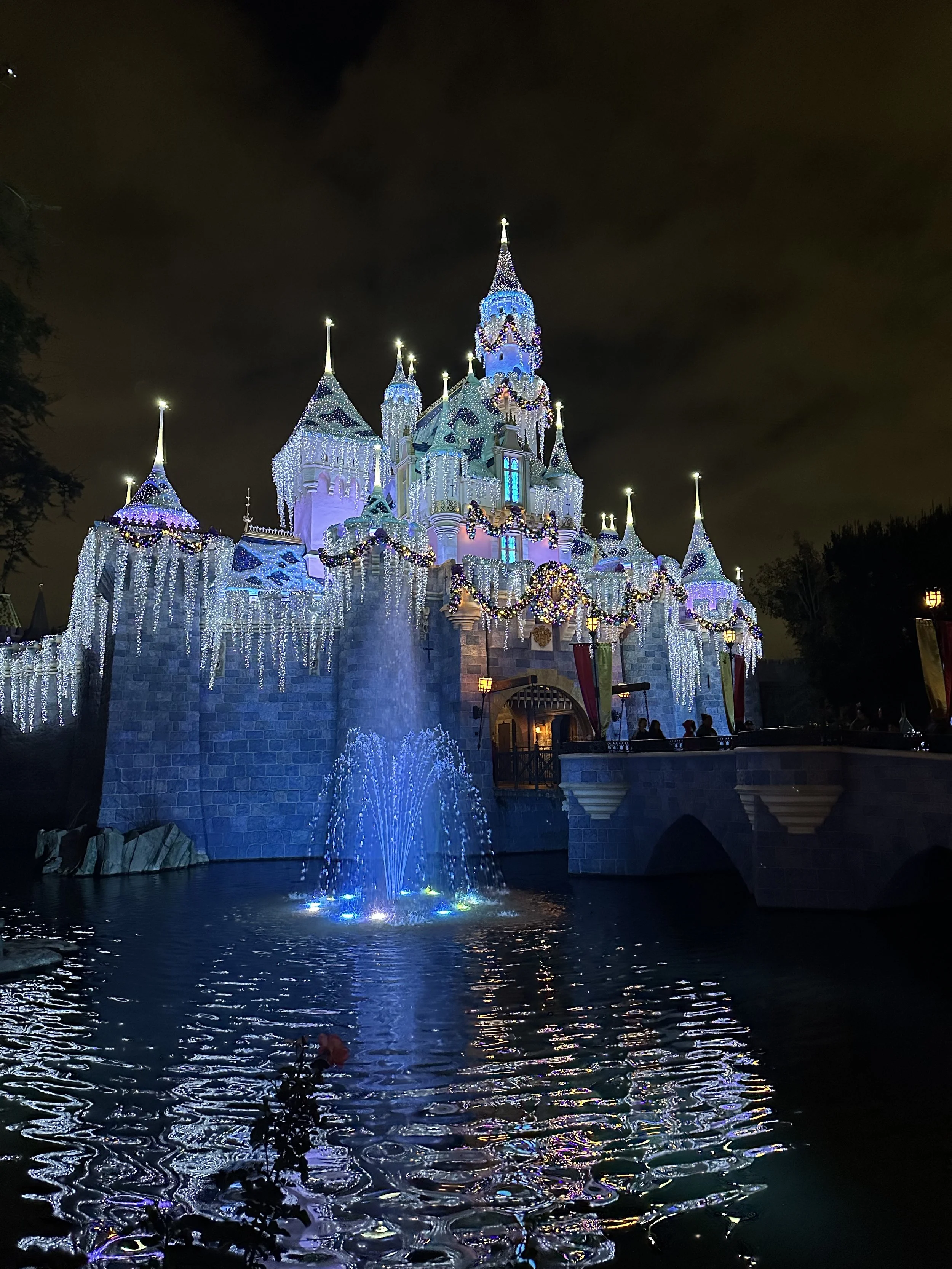 sleeping-beautys-castle-at-night-lit-up-with-80,000-lights-during-the-holidays-at-disneyland