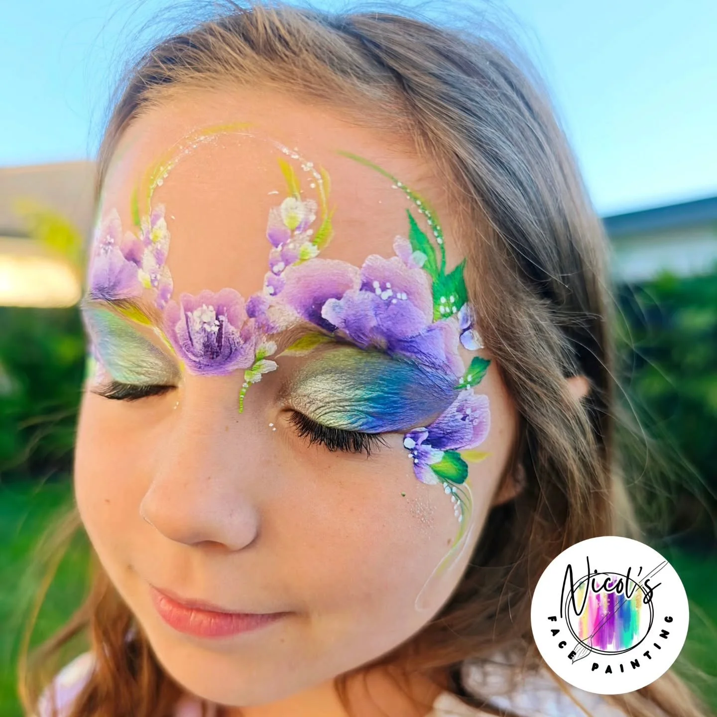 Floral fairy dreams 🌸✨
This design was inspired by the incredibly talented @magicfairy_facepainting &ndash; I just love her whimsical style 💜 🧚&zwj;♀️
 #fairyfacepaint #floralfacepaint #taurangafacepainter  #facepainterpapamoa #partyentertainment