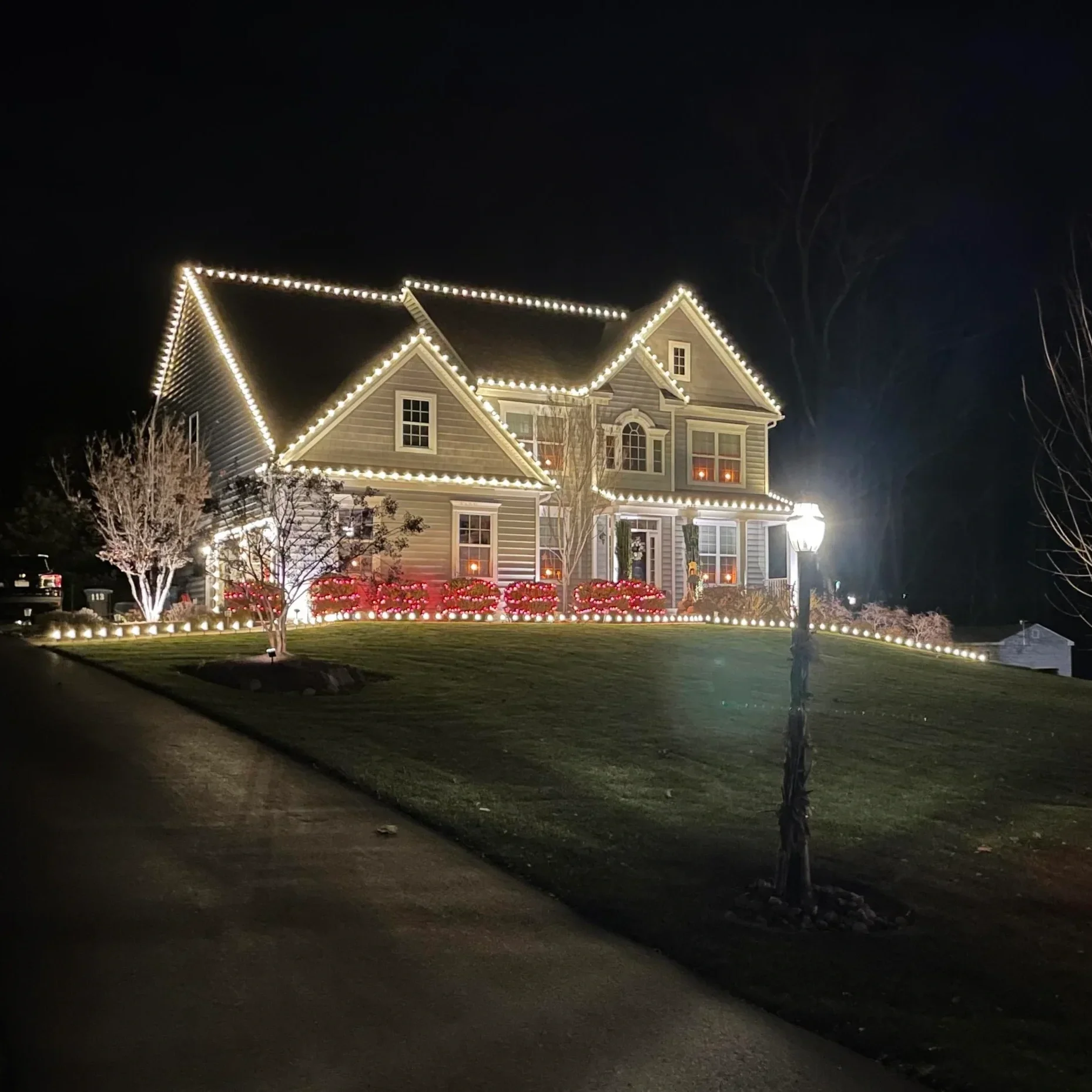 A house with custom holiday lights that was installed by Lumen Holiday Lighting in Vancouver, Washington