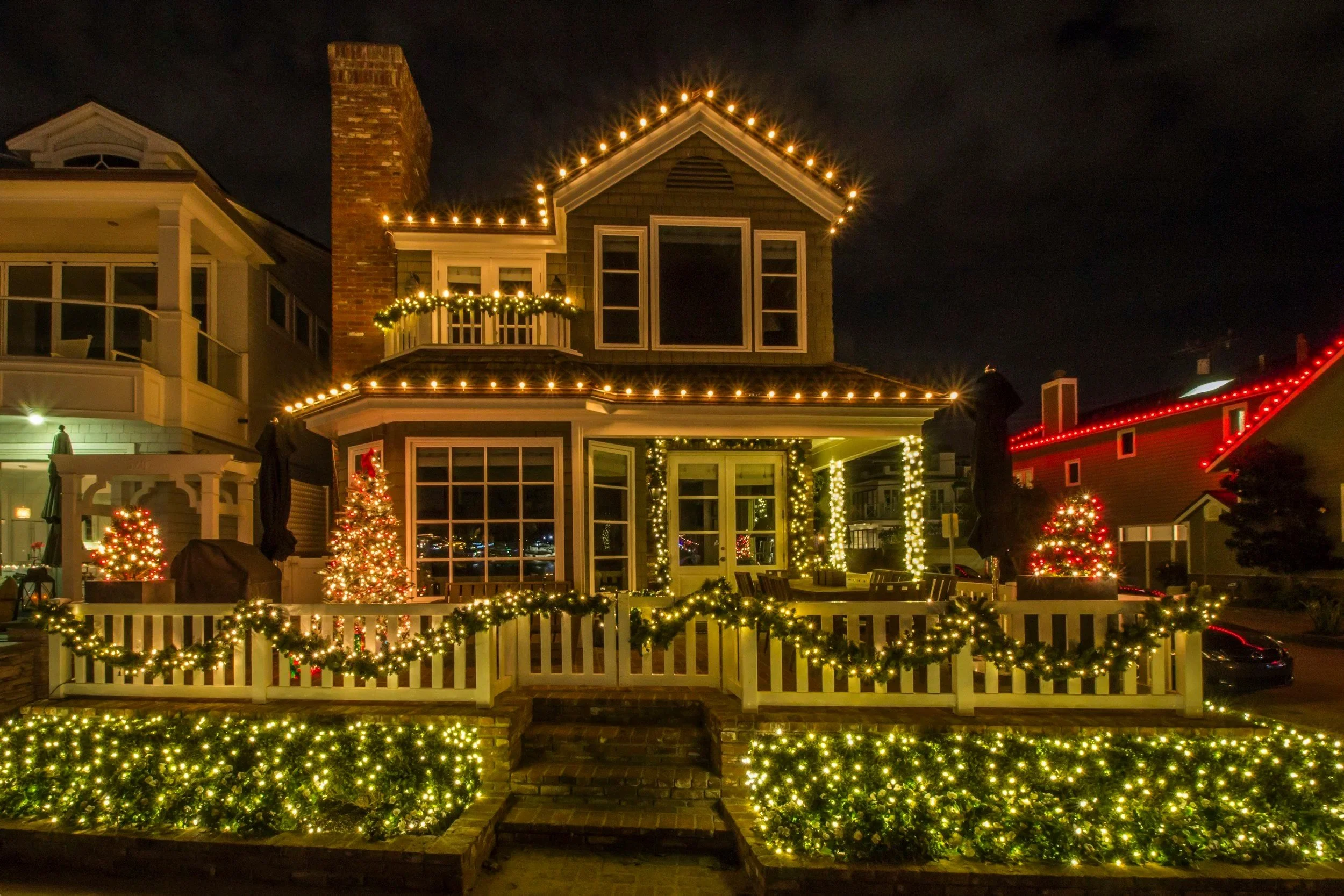 A house in Ridgefield, Washington decorated with custom holiday lighting by Lumen Holiday Lighting