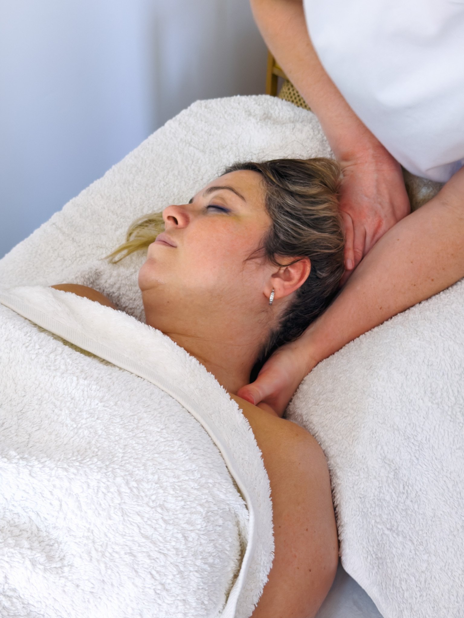 Pregnant woman receiving a soothing shoulder massage at inSoul Wellness in Greenwich, designed to ease upper body tension, encourage relaxation and support comfort during pregnancy.
