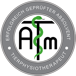 Rundes, graues Siegel mit der Aufschrift „Erfolgreich geprüfter Absolvent Tierphysiotherapeut“. Im Zentrum stehen die Buchstaben ATM mit einer grünen Schlange um das T.