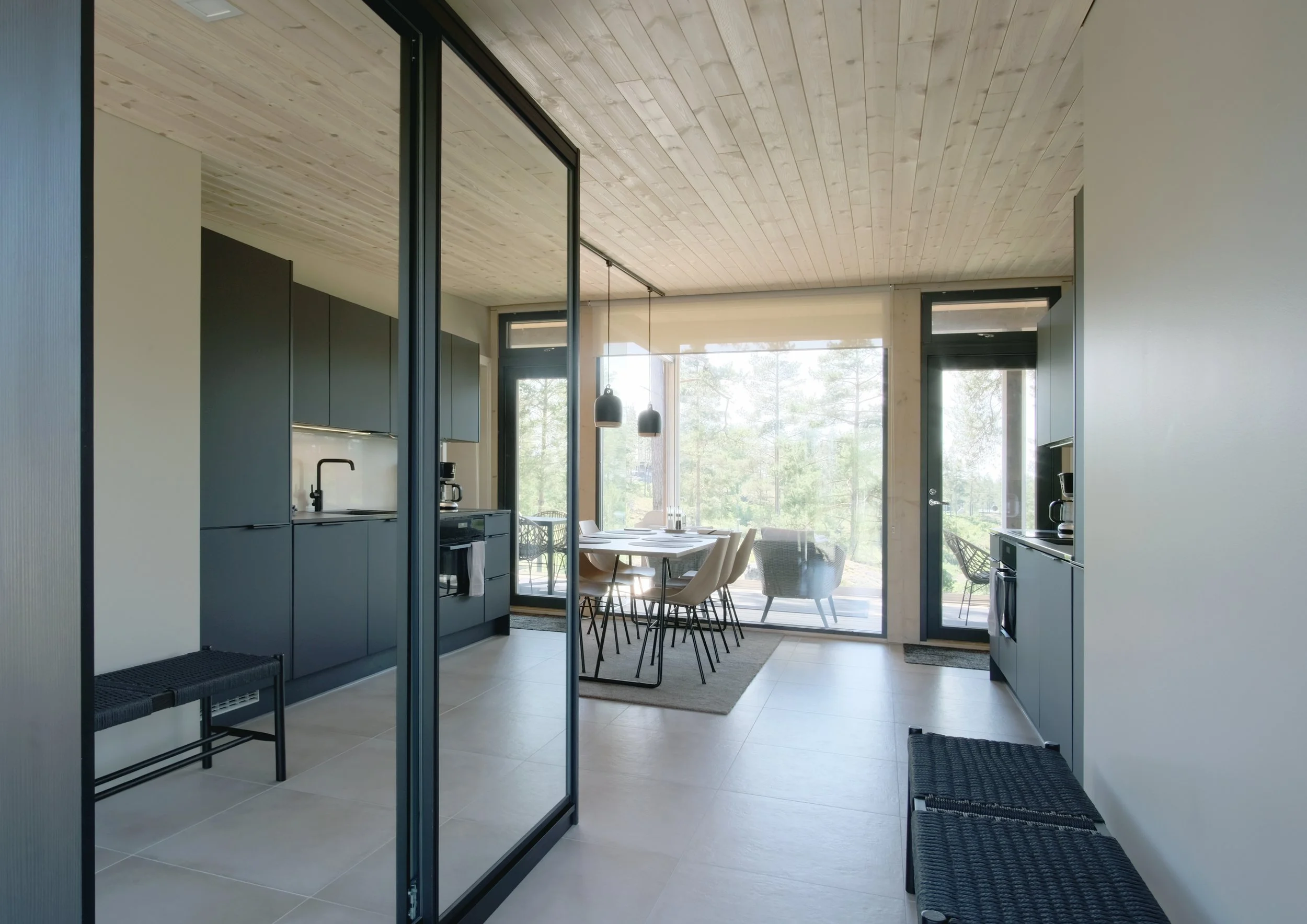 Glass House 70Å_eteisestä.jpg