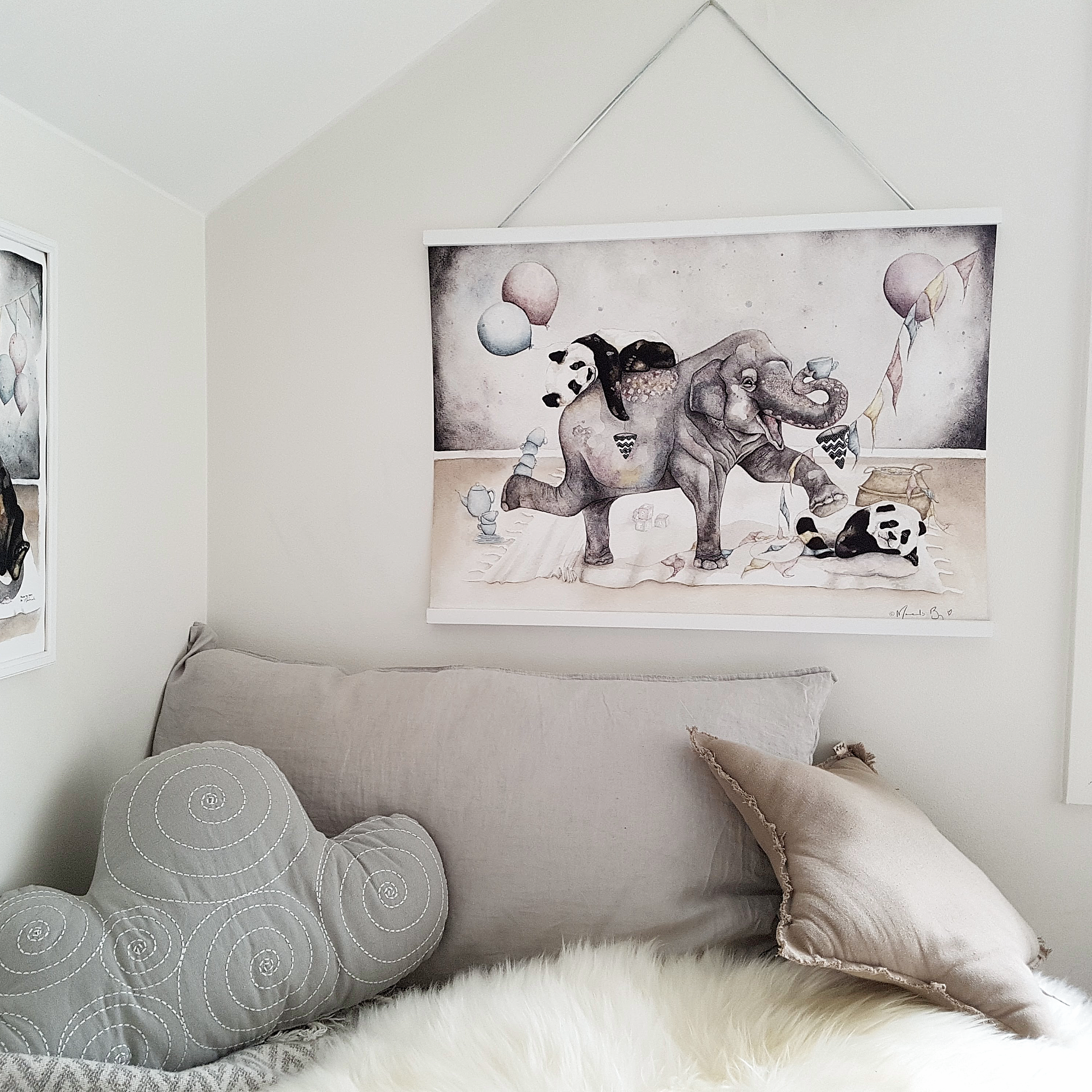 Illustration av Isabelle Malmvall. Kvadratiska och runda sammetkuddar, en ljusgrå och en beige, mittemot varandra på en vit fluffig matta.