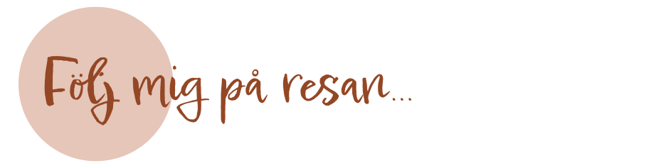Text som säger 'Följ med på resan...' med en brun prick bakom och svart bakgrund.