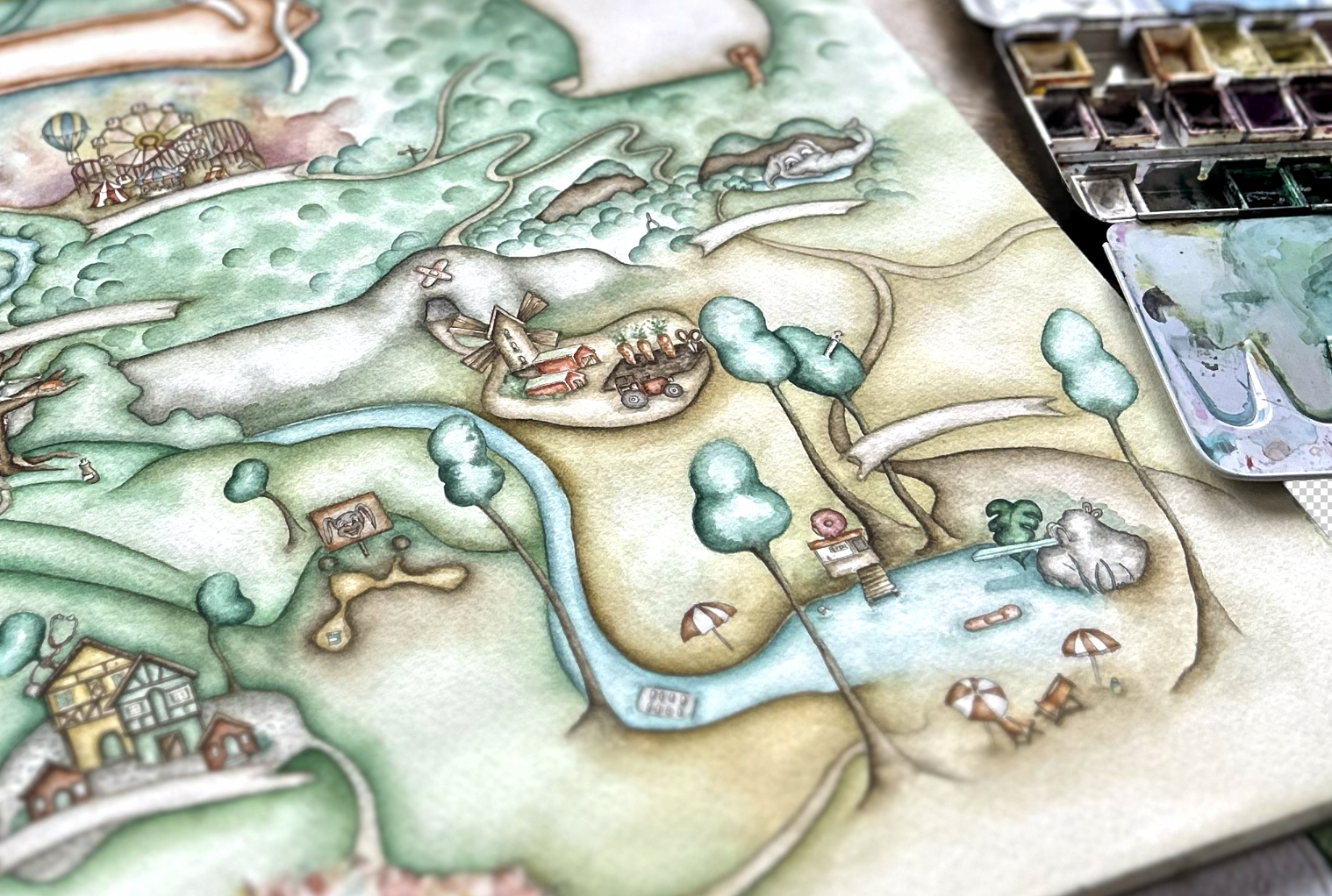 Illustration av Isabelle Malmvall ur boken Doktor Myra: Morris och öronkristallerna. Vattenfärgsmålning av en nöjespark med karuseller, en gosdjurssymbol, en vattenfontän, och andra lekplatser med parasoller och träd. En karta.