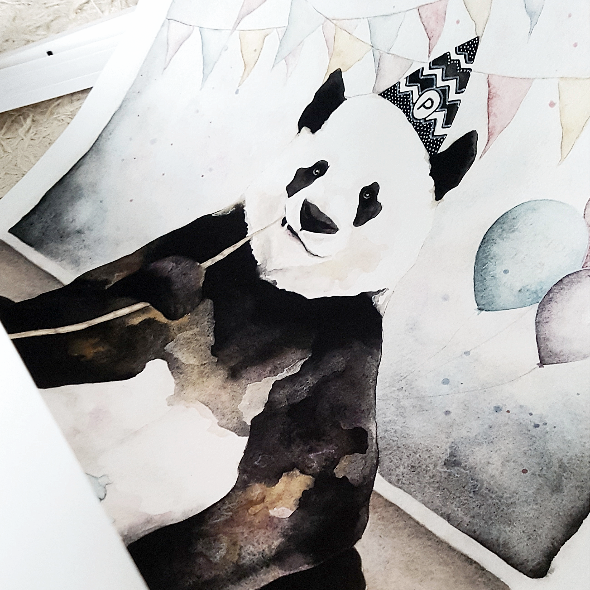 Illustration av Isabelle Malmvall. Foto av en panda med på kalas.