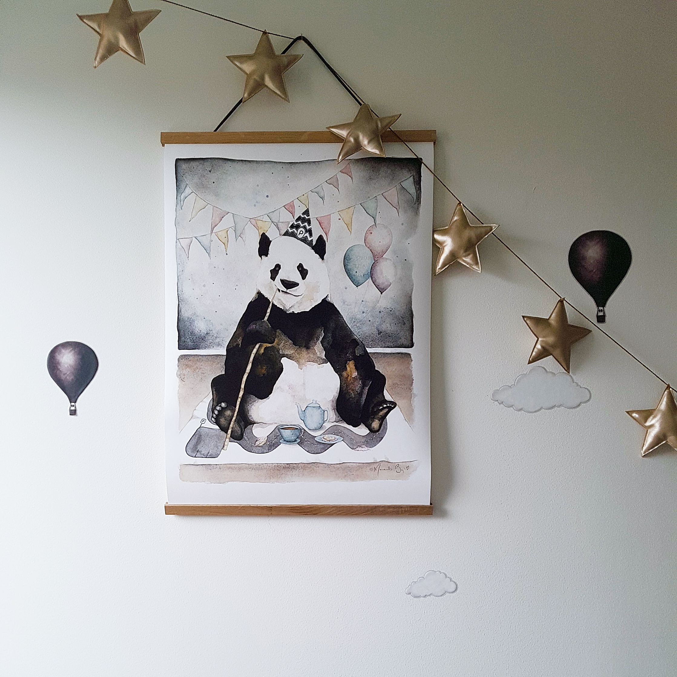 Illustration av Isabelle Malmvall. En väggdekoration med guldstjärnor och moln, en illustration av en panda med ballonger och en festlig banner.