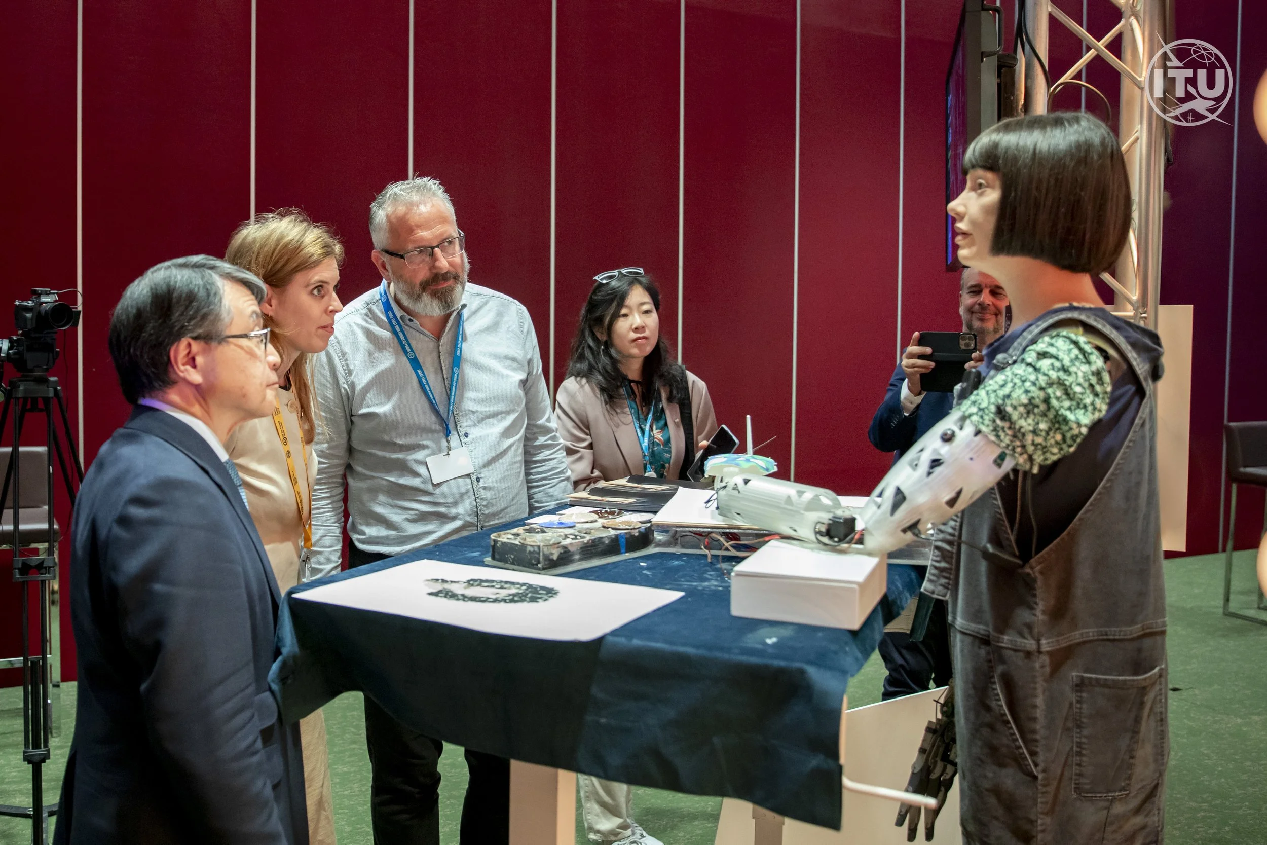 Ai-Da meets HRH Princess Beatrice