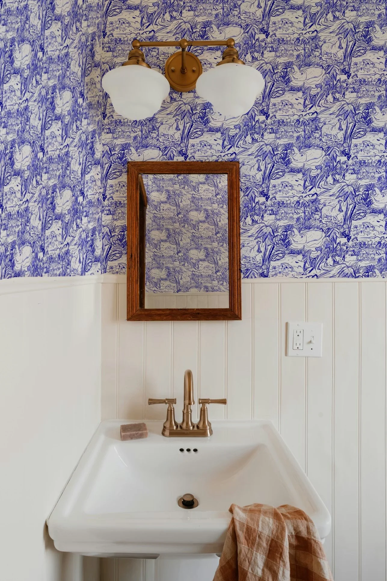 mock up of wallpaper in bathroom chinoiserie style