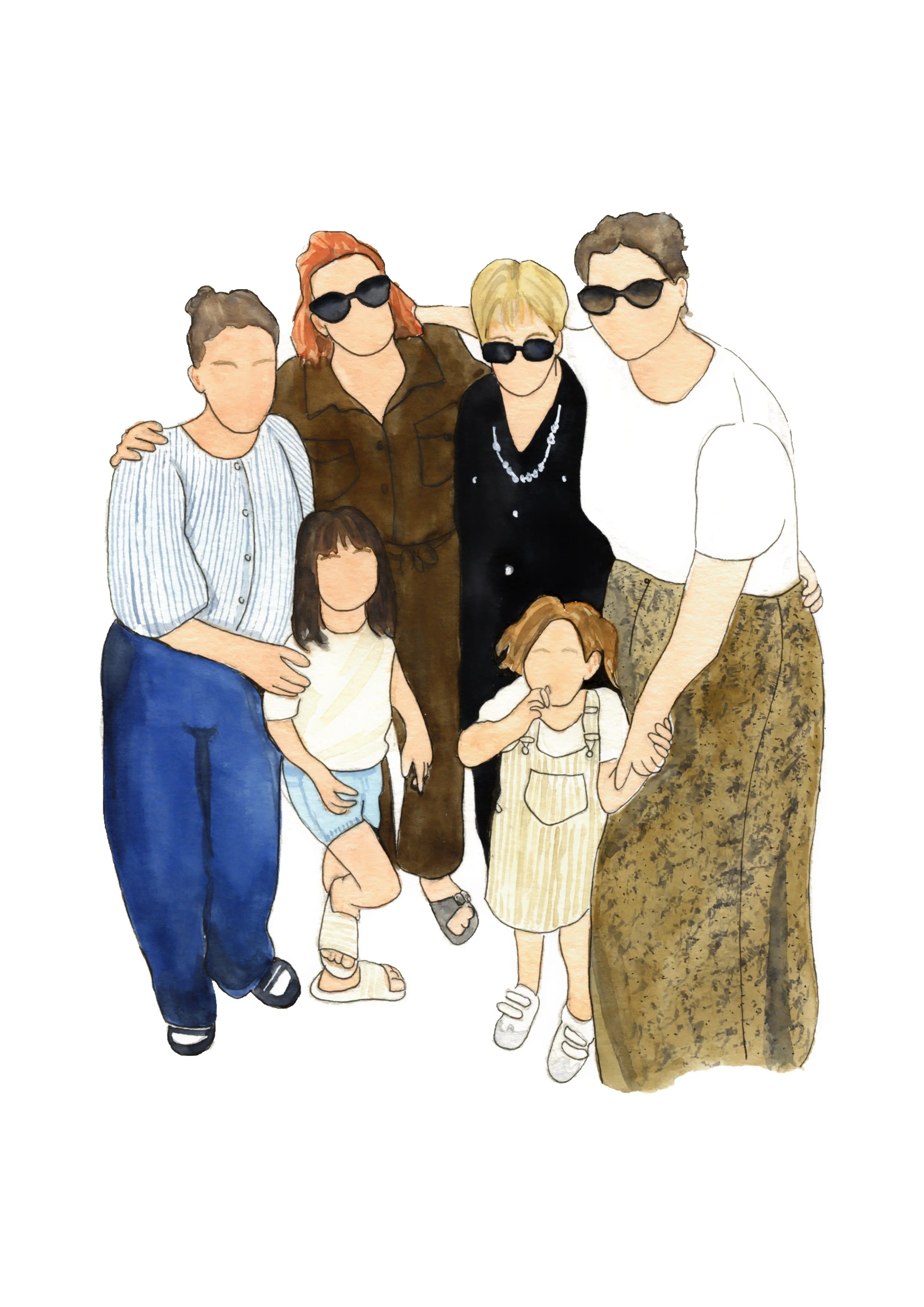 Groupe de huit personnes posant en famille ou entre amis, certains portant des lunettes de soleil. On distingue deux enfants au premier plan, et six adultes ou adolescents derrière. Tous sont habillés de manière décontractée.