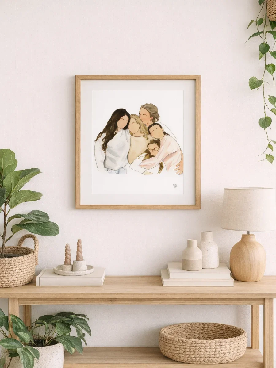 Une illustration de style aquarelle représentant un groupe de cinq personnes, probablement une famille, qui se font un câlin, sur un mur blanc dans une décoration intérieure minimaliste avec des plantes et des accessoires en matière naturelle.