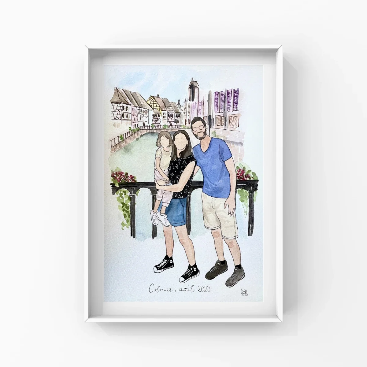 Une peinture aquarelle représentant une famille de trois personnes (deux adultes et un enfant) debout sur un balcon avec une vue sur un vieux quartier avec des bâtiments à colombages à Colmar en août 2025.