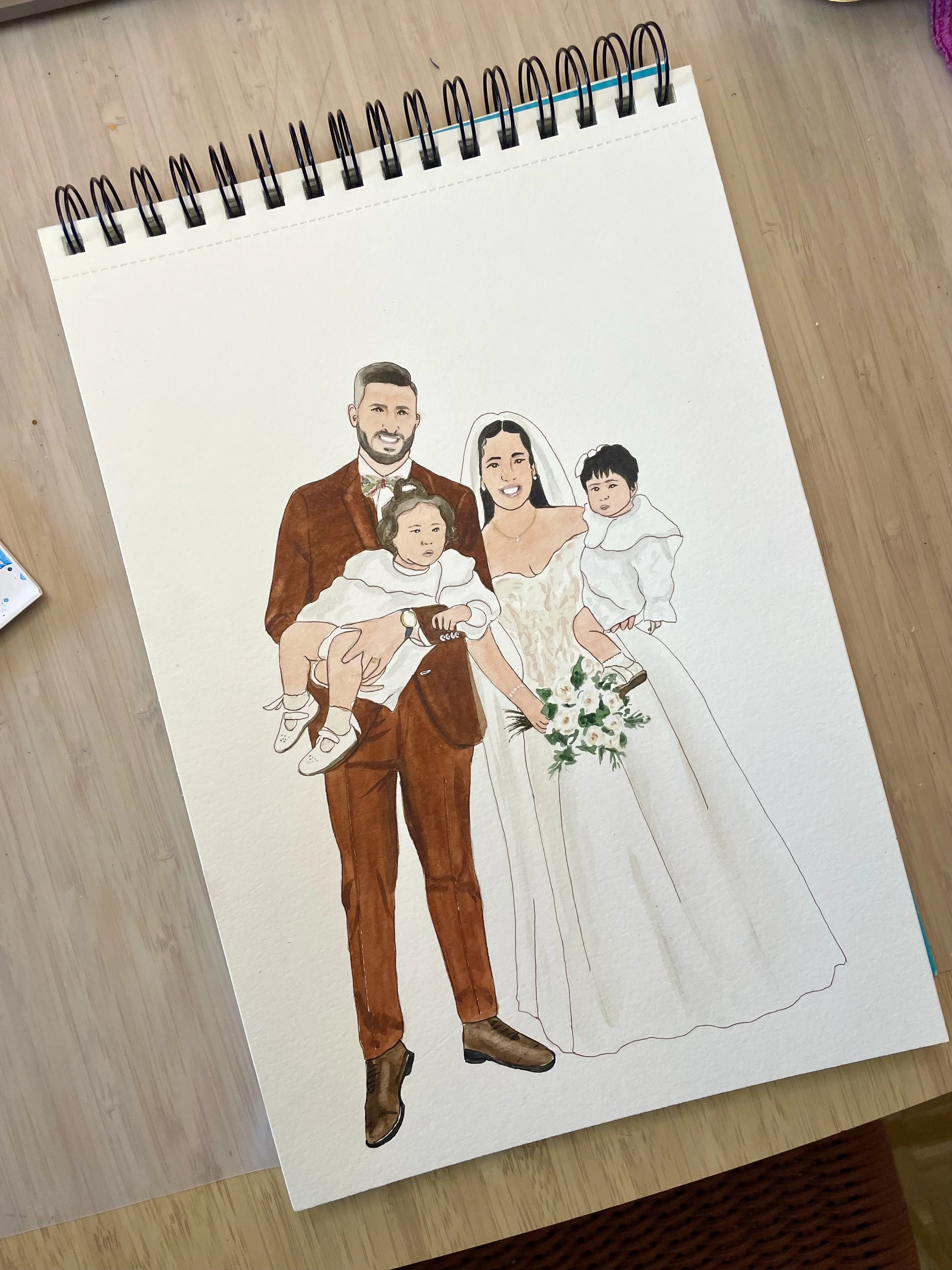 Une illustration représentant un couple marié avec deux enfants, lors d'un mariage, avec des vêtements élégants et un bouquet de fleurs.