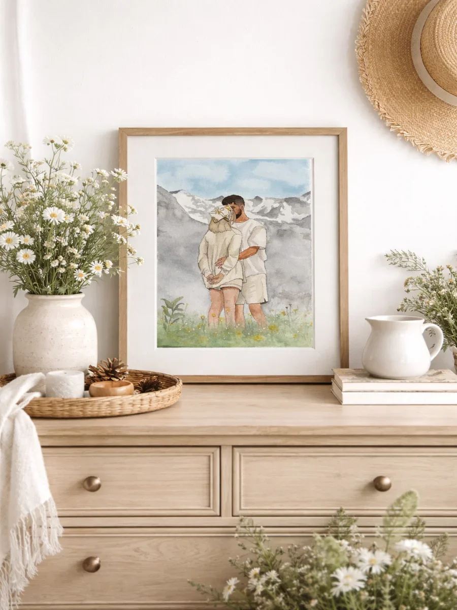 image d'une décoration intérieure avec un tableau aquarelle représentant un couple embrassé dans un paysage de montagne, entouré de fleurs et d'objets en bois et en céramique.