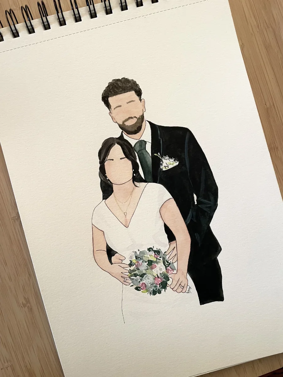 Une illustration de style dessin représentant un couple lors d'une cérémonie nuptiale. La femme porte une robe blanche, elle tient un bouquet de fleurs, et l'homme porte un smoking noir avec une cravate verte. Leurs visages ne sont pas détaillés.
