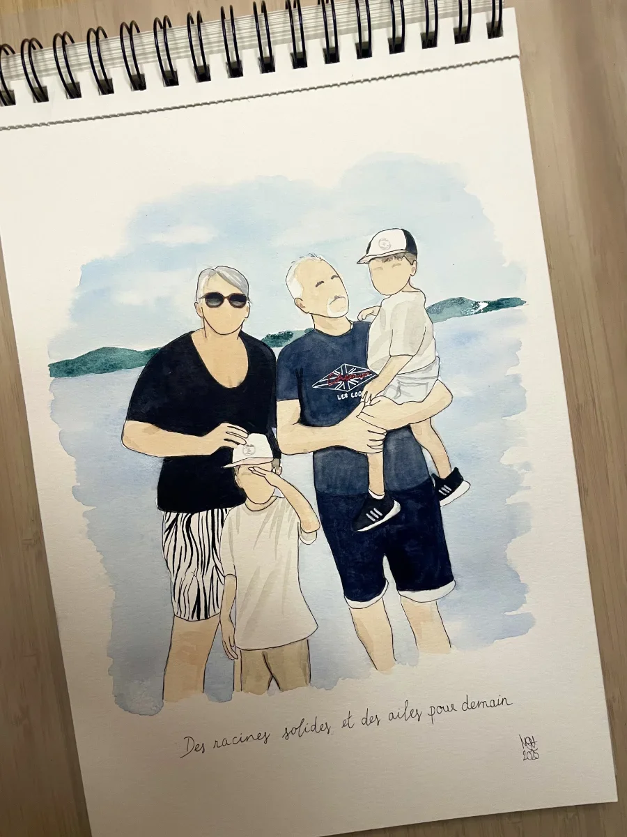 Une illustration d'un groupe de quatre personnes sur une plage, comprenant un homme avec des lunettes de soleil, un homme plus âgé, un enfant sur ses épaules et une personne dont la tête est recouverte par une main. Le fond montre l'océan avec des vagues et un ciel nuageux.
