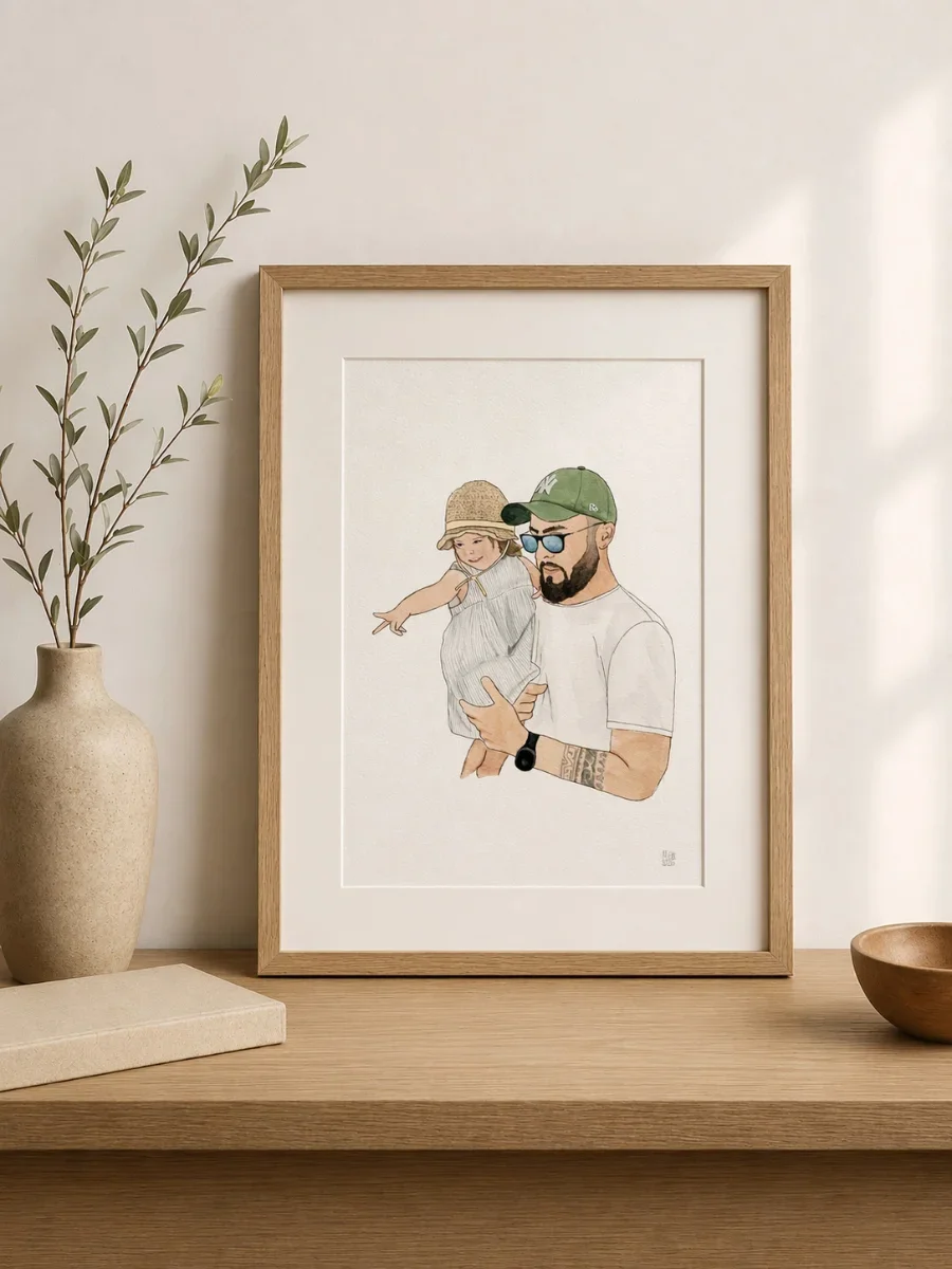 Une illustration d'une homme portant une casquette verte, des lunettes de soleil, une barbe et un tatouage sur le bras, tenant une jeune fille en robe à rayures, portant un chapeau de paille, dans un cadre en bois posé sur une table en bois, avec un vase avec des branches à gauche et un bol en bois à droite.