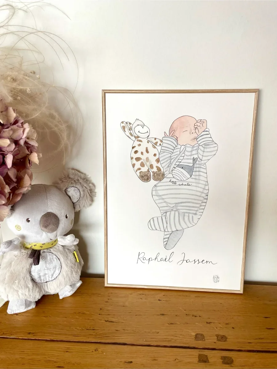 Un dessin représentant un bébé endormi avec une girafe en peluche. À côté, un tableau avec le nom "Raphaël Jassem" et une illustration du bébé avec la girafe.