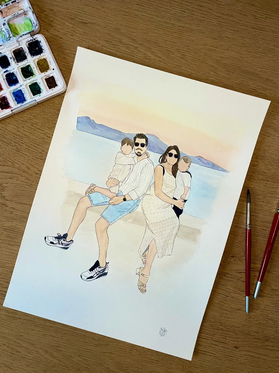 Une illustration d'une famille de quatre personnes, deux adultes et deux enfants, posant dans un décor de montagne au crépuscule, avec des vêtements décontractés et des lunettes de soleil.