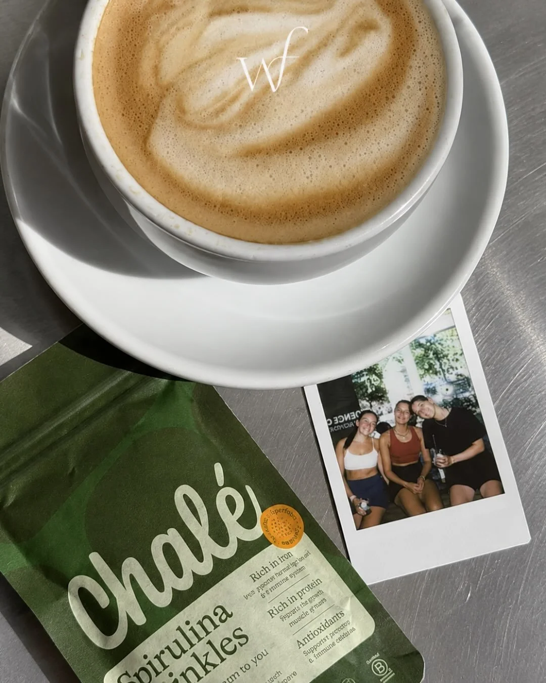 runclub afgelopen weekend @chalespirulina 🏃🏽&zwj;♀️

@theconfidenceconcept_ &amp; @chalespirulina 🤍🏃🏽&zwj;♀️

werken in cafes tijdens weekendjes 💻

meetings! komen heel veel leuke dingen aan😍

@juicebrothers number one lunch lievelings

💻💻💻