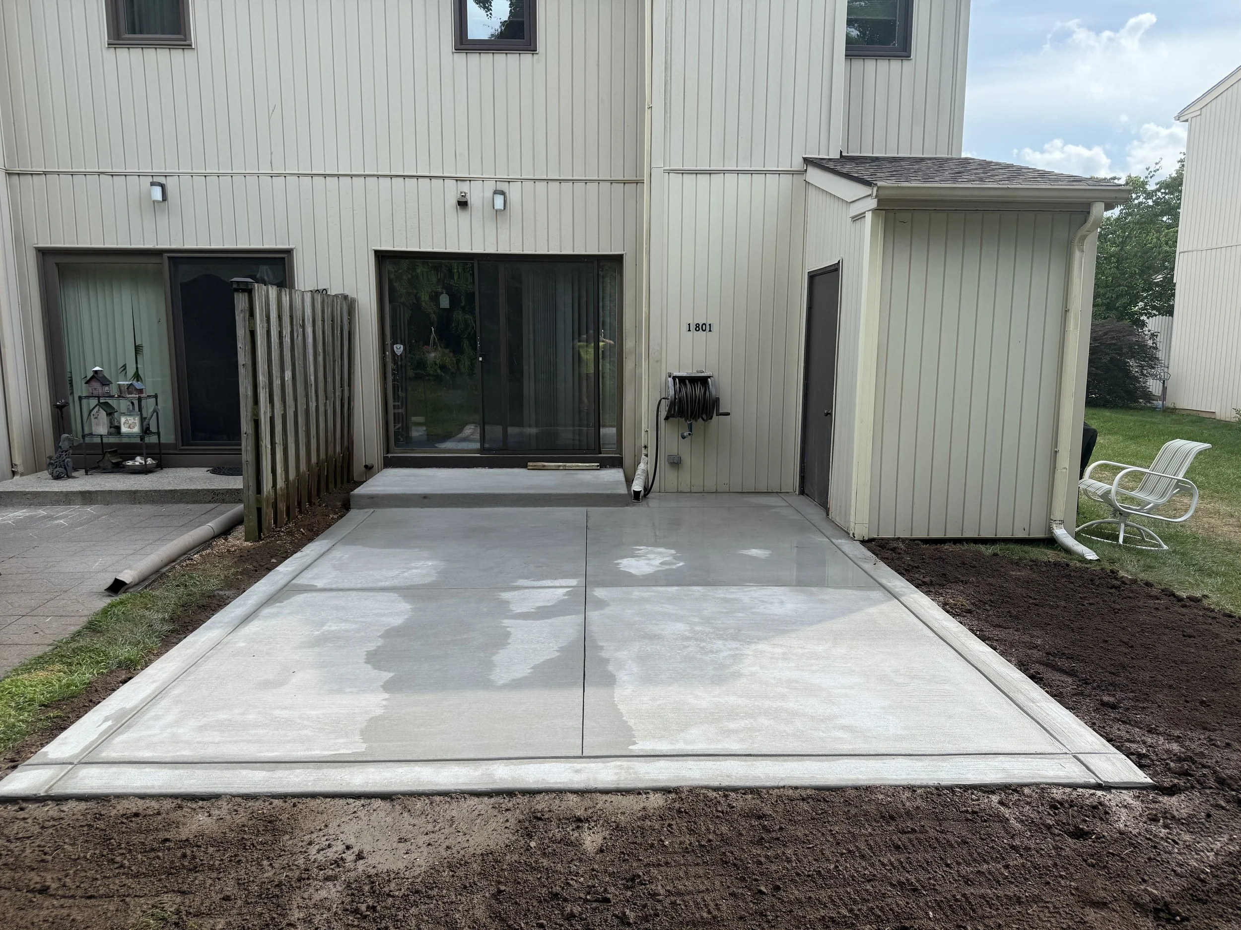 Back patio with edging in Washington Township, New Jersey.