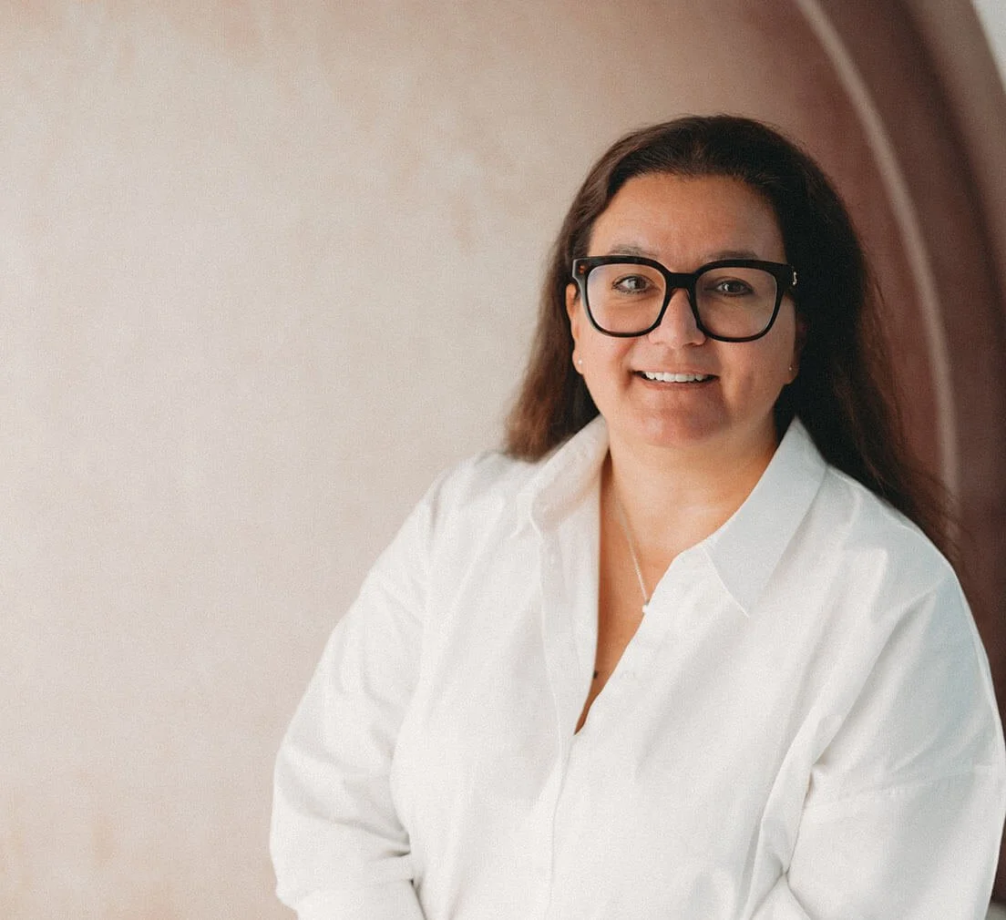 Portrait von Manuela Gassner von CORDISSIMA Consulting Anstalt. Sie  lächelt vor einem neutralen Hintergrund.