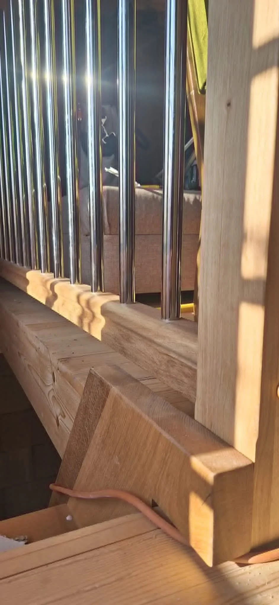 Zakázkové, masivní dubové schody s kovovým zábradlím. Custom-made, solid oak stairs with metal railings.