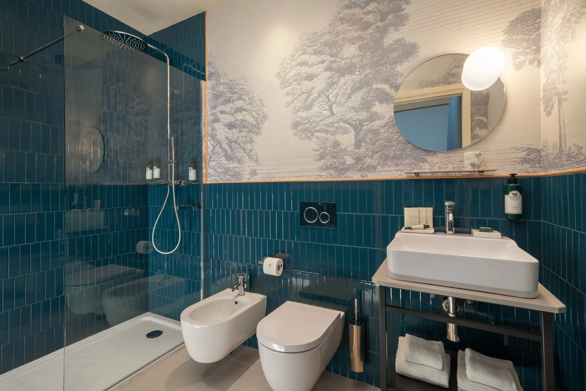 Deluxe-bathroom.jpg