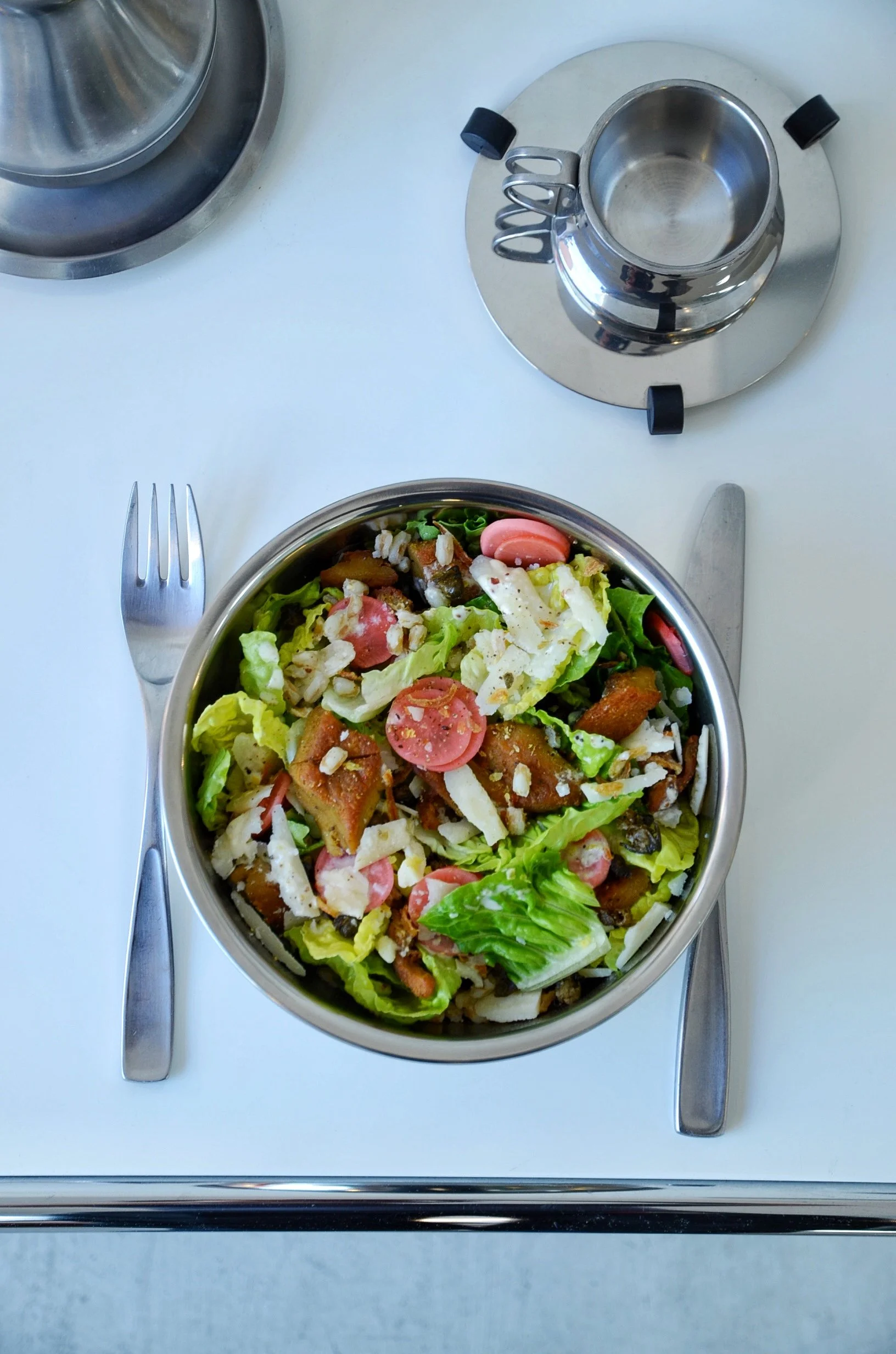 Caesar Salat Bowl in Zürich mit frischem Bio Gemüse, lokal und vegetarisch