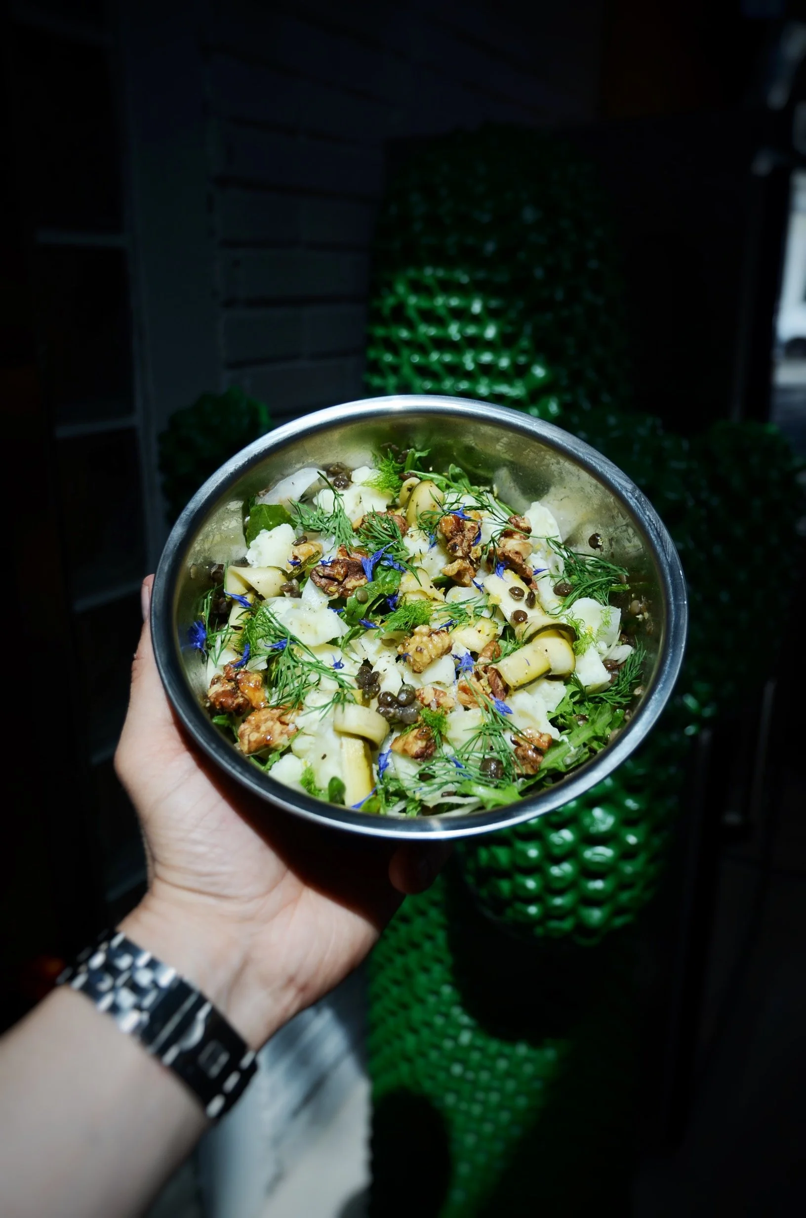 Feta Salat Bowl in Zürich mit frischem Bio Gemüse aus der Region, vegetarisch