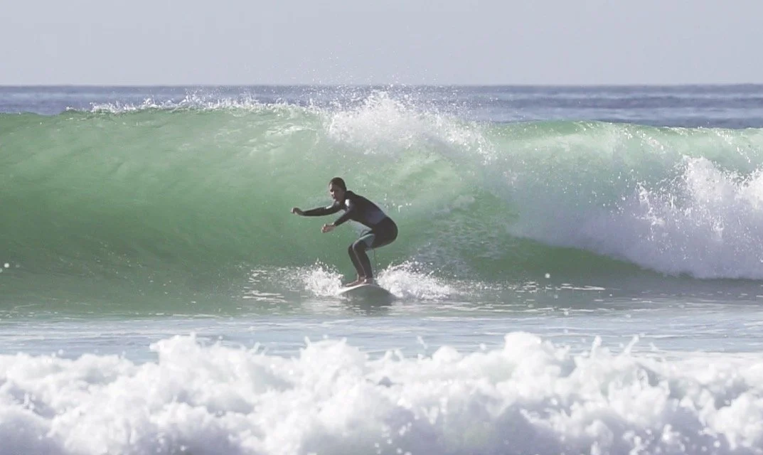Una persona che fa surf su un'onda nel mare.