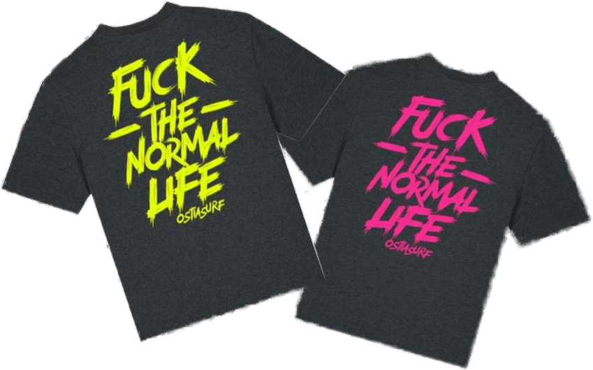 Due magliette nere con la scritta 'Fuck the normal life' in caratteri grandi, una in giallo e l'altra in rosa.