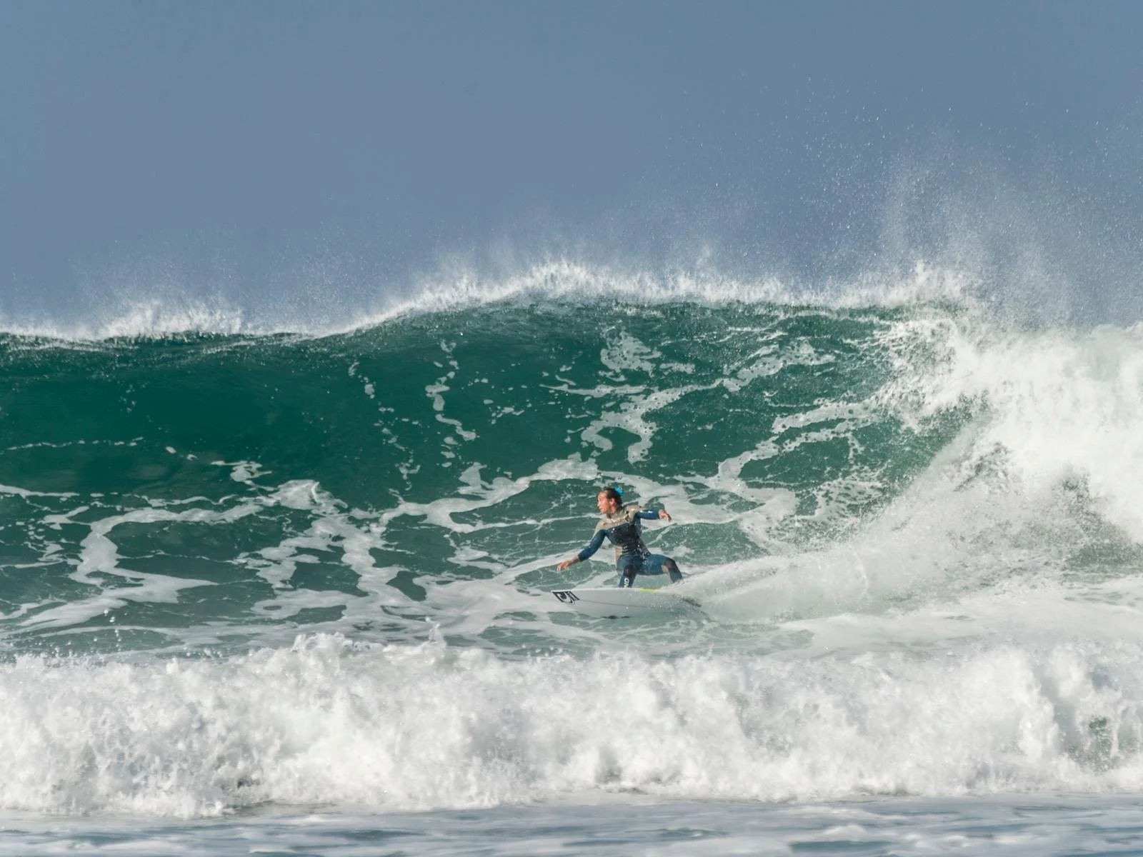 Una persona che fa surf su un'onda dell'oceano.
