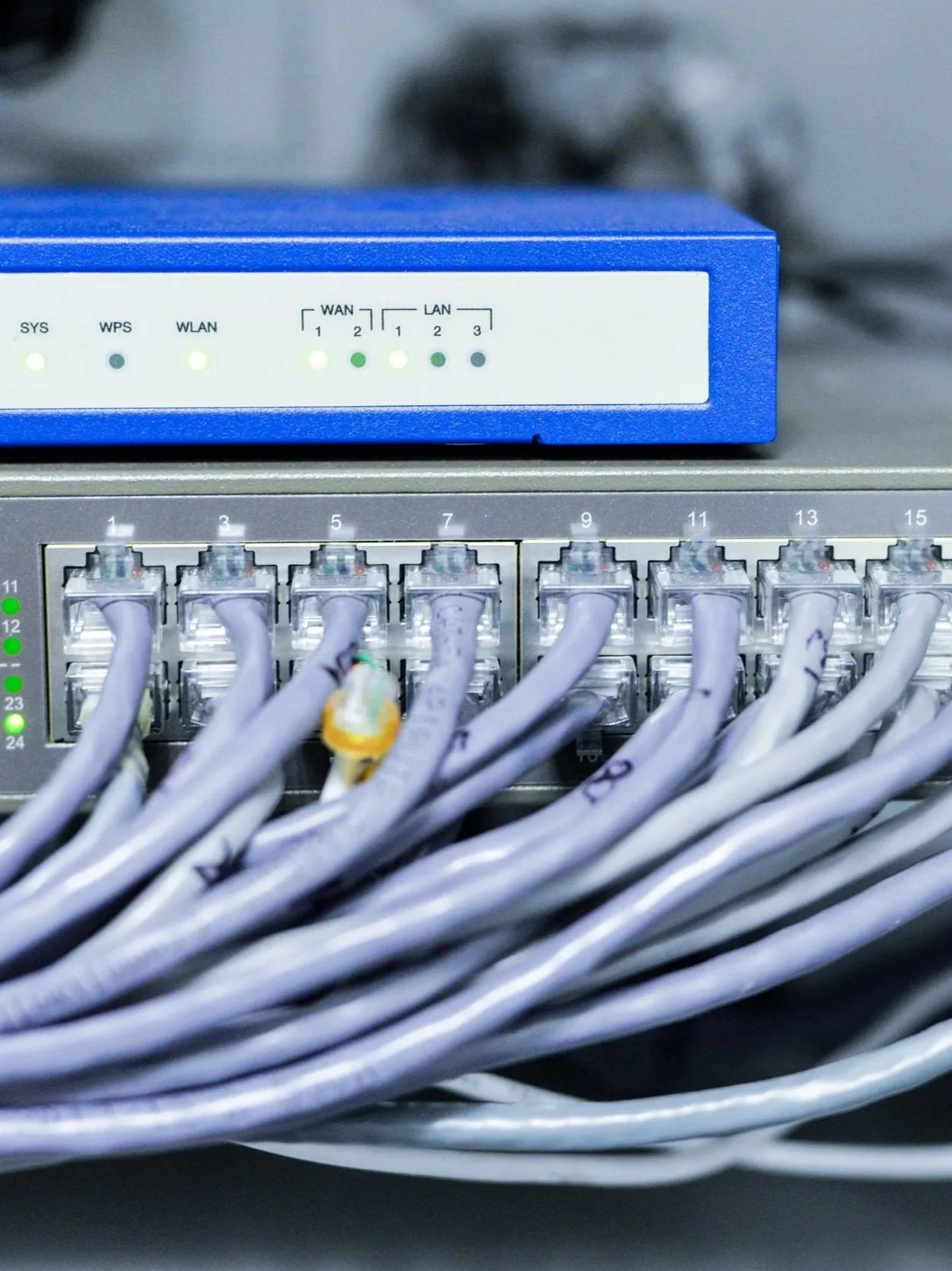 Netwerkapparaat met meerdere verbonden kabels en indicatorverlichting.