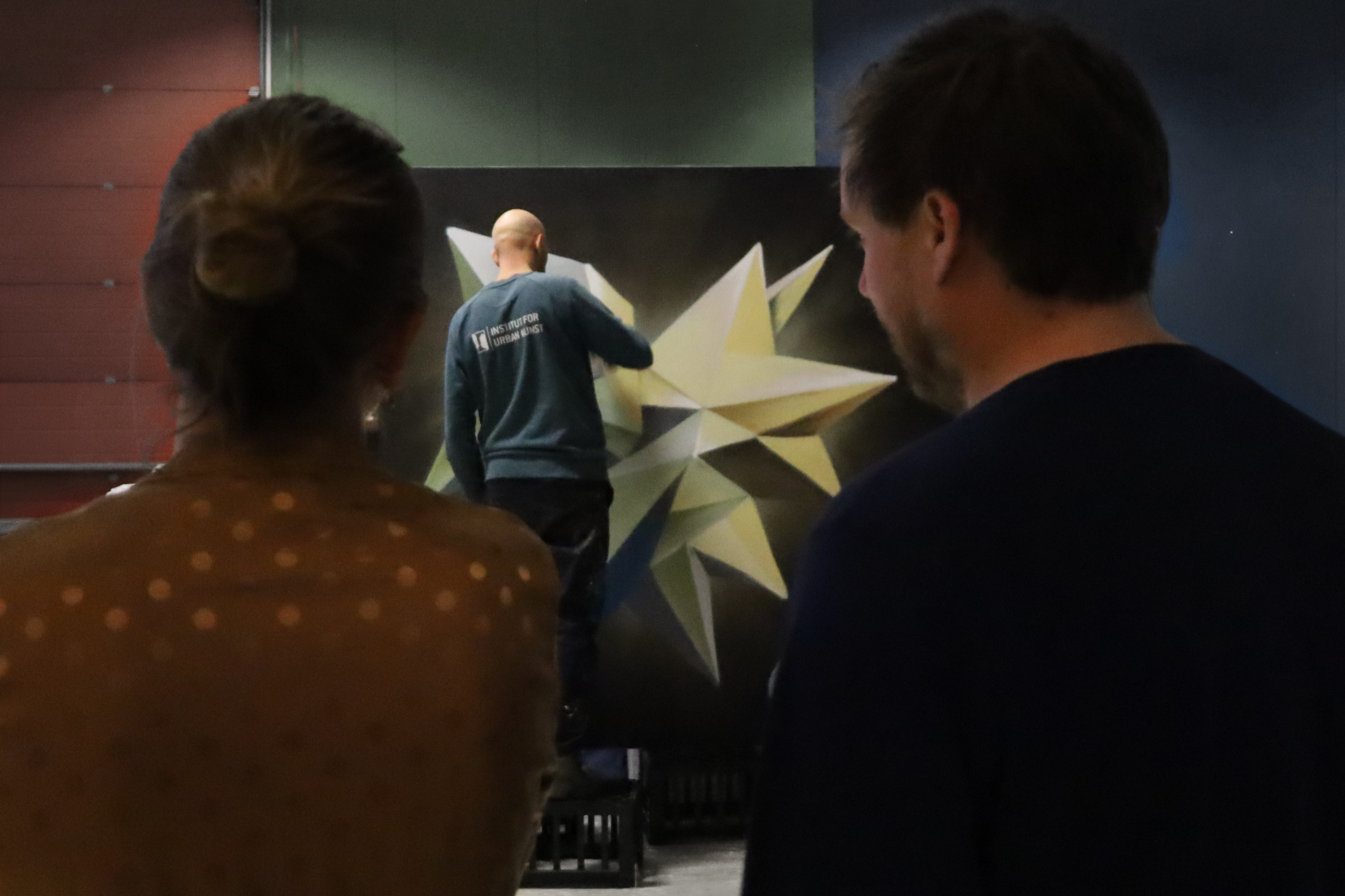 Publikum kigger på mens der males