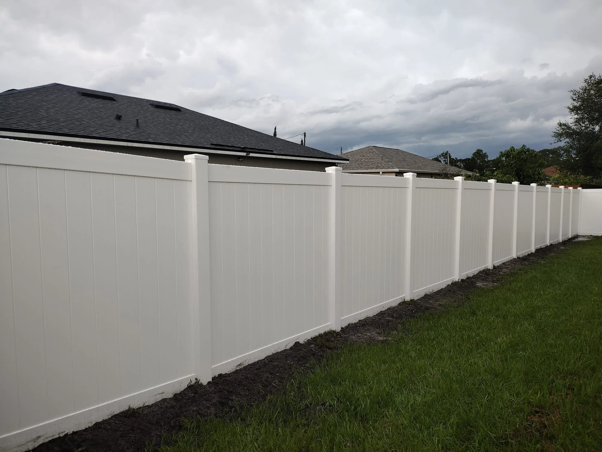 White vinyl privacy fence installation in Orlando Florida neighborhood by Fence Market Inc.
