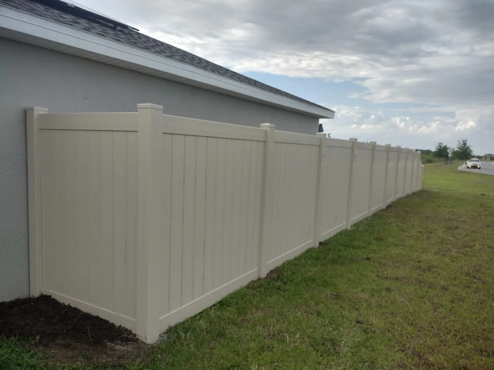 Professional vinyl fence installation by Fence Market Inc. in Orlando, Florida