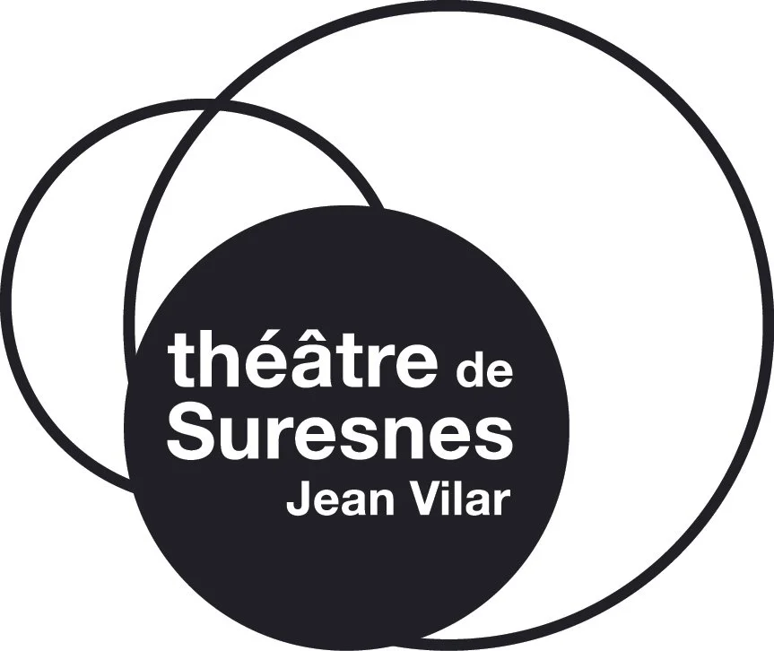 Logo du théâtre de Suresnes avec des cercles noirs et blancs et le texte 'théâtre de Suresnes Jean Vilar'.