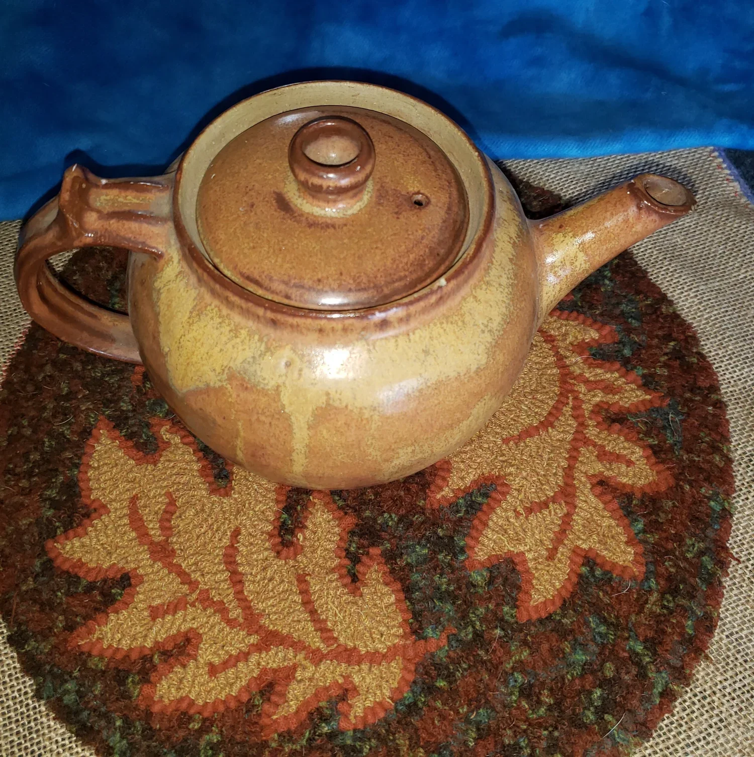 teapot on a leaf hooked mat