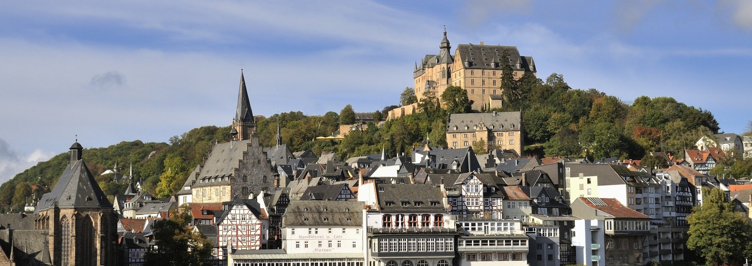 Panorama der Oberstadt (Altstadt) von Marburg mit der alten Universität, Fachwerkhäusern und dem Landgrafenschloss