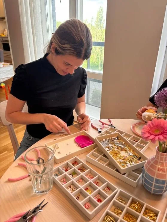 Guest creating a charm necklace at an Alamán Design workshop in Malmö