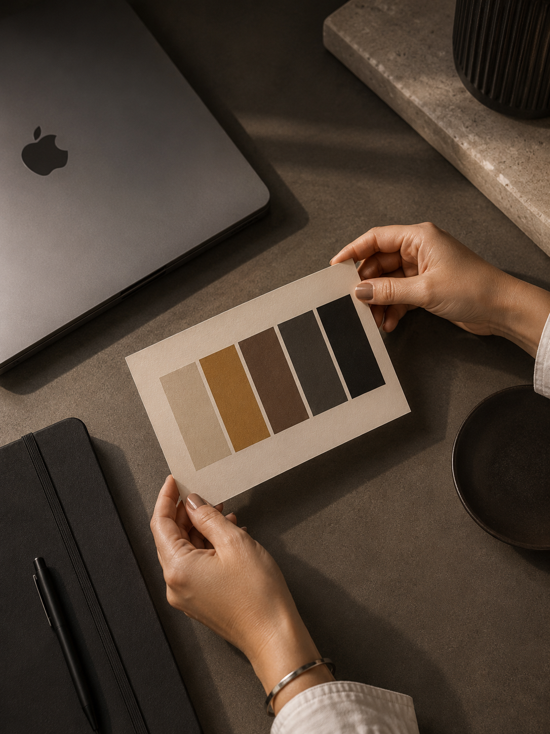 Seleção de cores e materiais num ambiente de trabalho criativo.