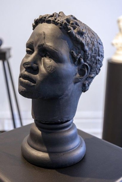 Bruised-Bust-Porcelain-2017-Ursula-Burke.jpg