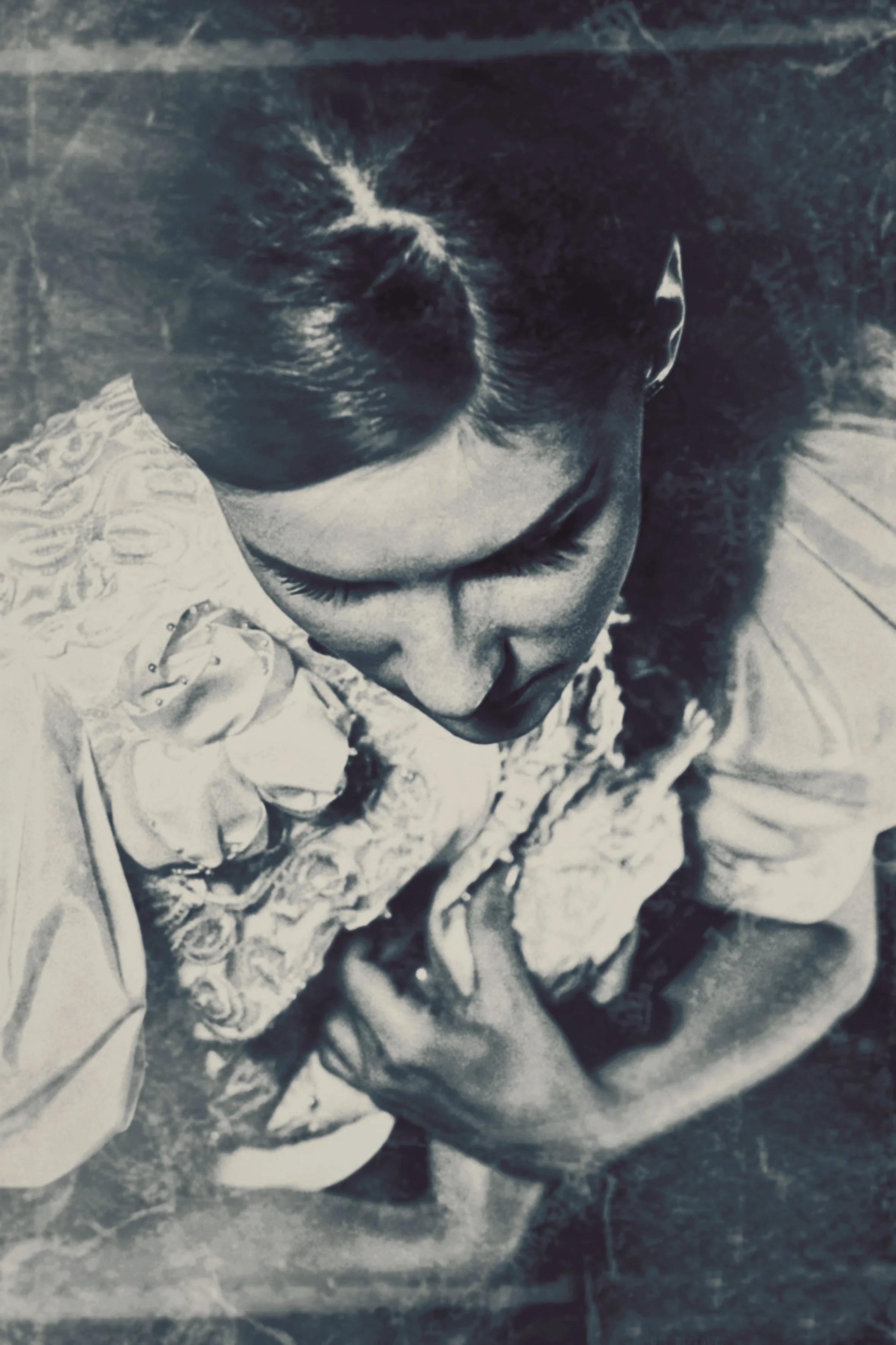 Woman in a vintage dress viewed from above – Postrh.