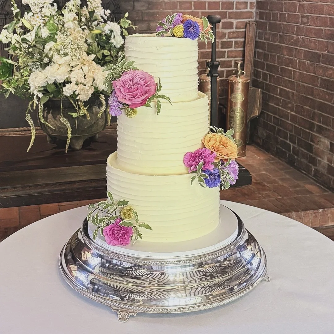 A stunning textured 3-tier for Saturday&rsquo;s wedding🌺🌸🌷

🌸 @holly_tree_flowers 
📍 @ramsterhallweddings 

#buttercreamweddingcakes #surreyweddings #surreycakemaker #surreyweddingsuppliers #surreyweddingcakes