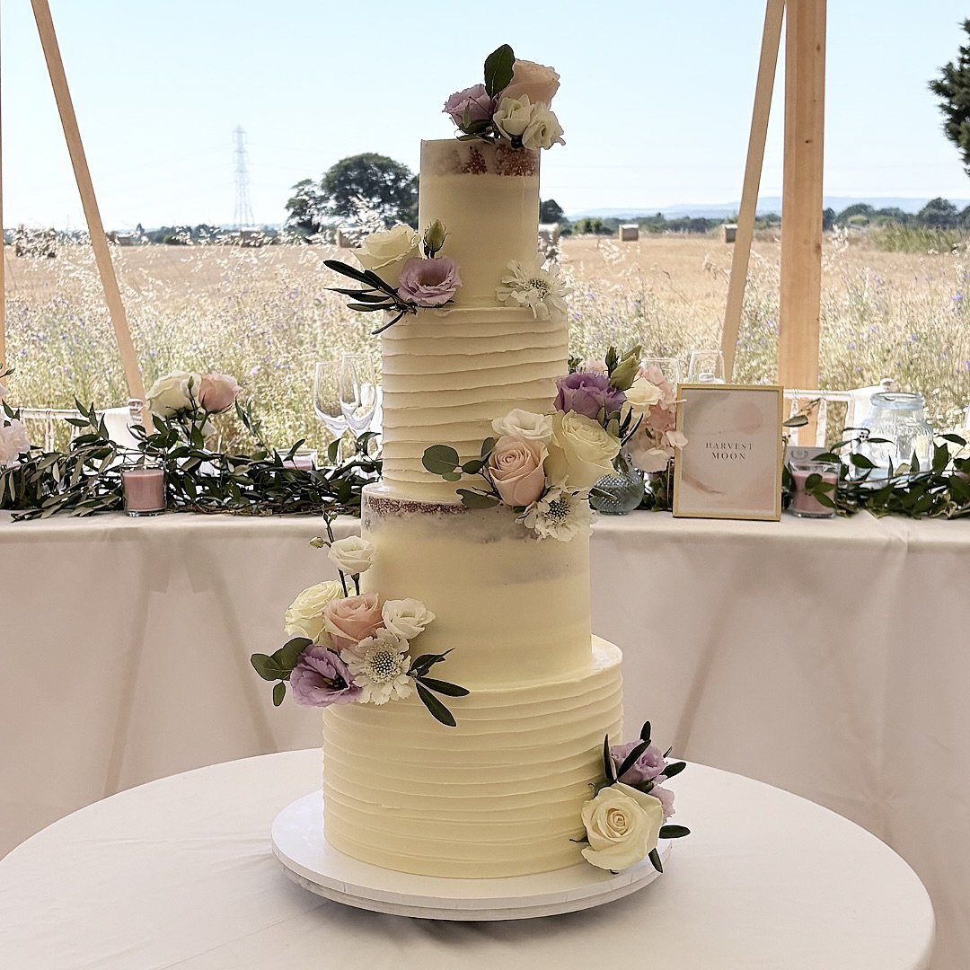 A stunning 4-tier centrepiece for a gorgeous marquee wedding in the most beautiful setting💜🌸

📍 family home
🌸 @into_the_wilderness_floristry 

#surreyweddingcakes #surreyweddingsuppliers #surreyweddings #surreycakemaker #rusticweddingcake