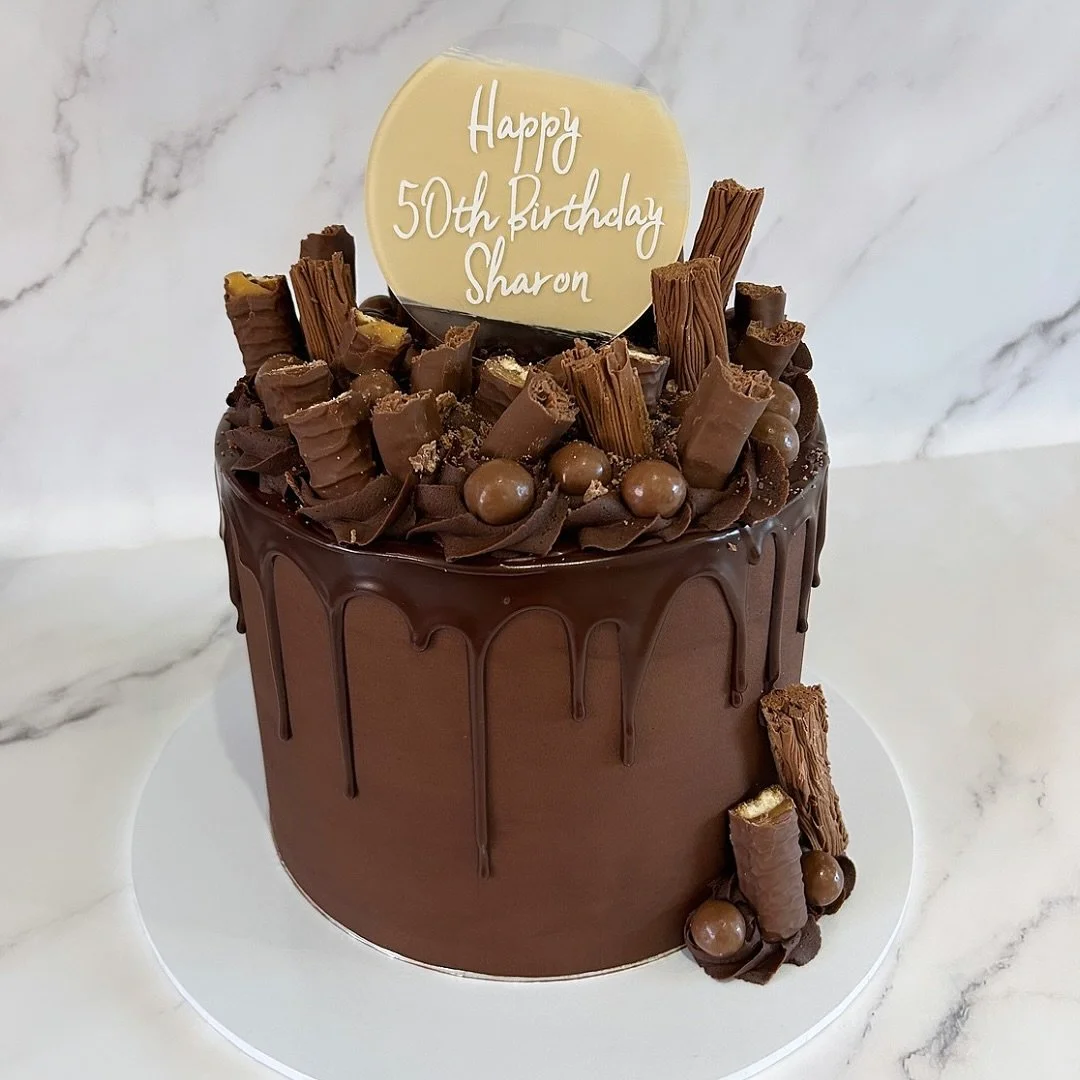 Which 4 chocolate toppings would you choose? For me it&rsquo;s Cadbury Biscoff, Dairy Milk caramel, Yorkie and Crunchie🍫

#chocolatedripcake #surreycakemaker #surreycakes #chocolatecake #surreybirthdaycakes