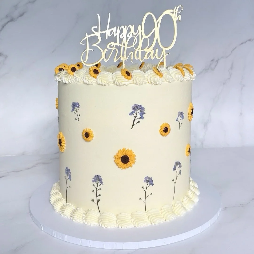Sunflowers for a 90th birthday cake🌻

#surreybirthdaycakes #surreycakemaker #surreyweddingcakes #surreyweddingsuppliers #themedbirthdaycake